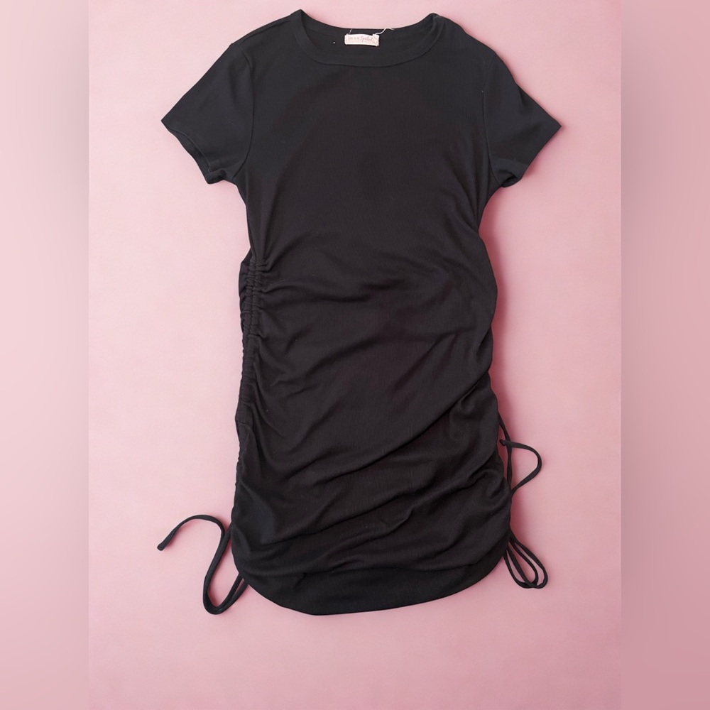 Black Bodycon Dress with Crew Neck and Short Sleeves